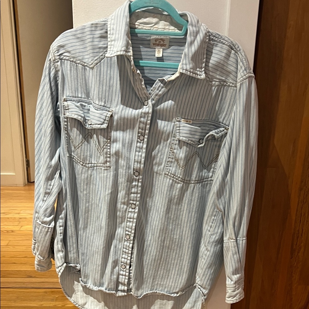 Wrangler / billabong Blue and White Striped Shirt. Women’s size large.